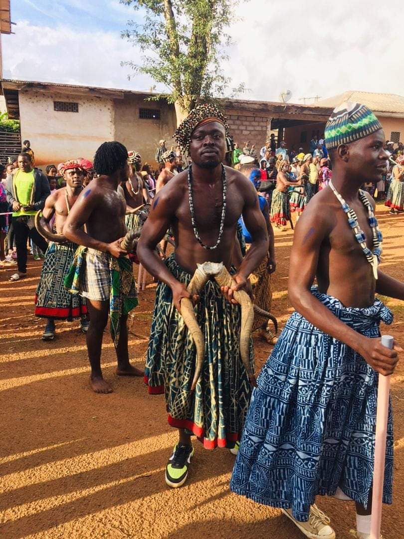 Exécution de la danse Kang par des jeunes