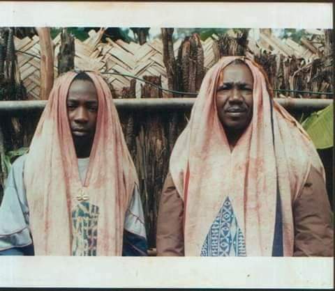 L'actuel chef de Bandenkop et son Kuipou au Lakem